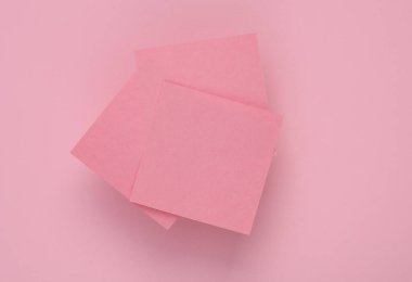 Pembe arka planda pembe sayfalarca kağıt.