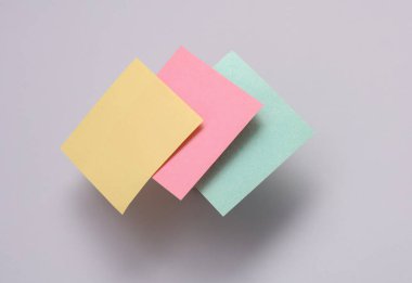 Gri arkaplan üzerine boş Memo kare sayfaları