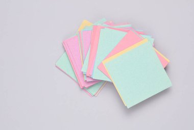 Gri arkaplan üzerine boş Memo kare sayfaları