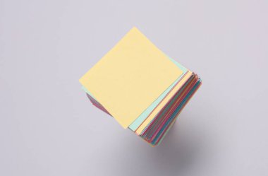 Gri arkaplan üzerine boş Memo kare sayfaları