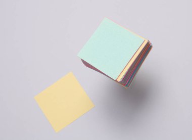 Gri arkaplan üzerine boş Memo kare sayfaları