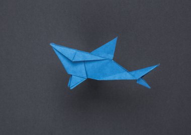 Gri arkaplanda Origami köpekbalığı