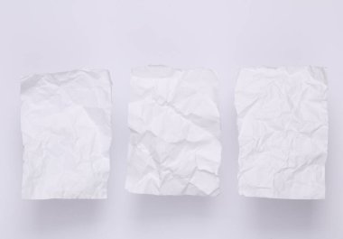 Beyaz arkaplanda buruşuk kağıtlar