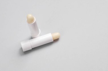 Gri arka planda hijyenik dudak kremi.