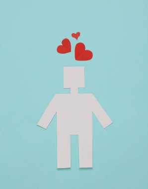 Kağıt kesiği mavi arka planda kalpleri olan robot.