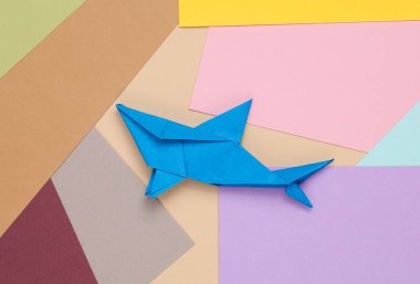 Origami köpek balığı renkli kağıt üzerinde. Çocukların yaratıcılığı