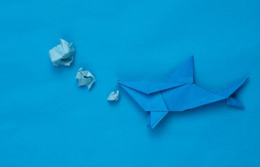 Mavi arka planda Origami köpekbalığı