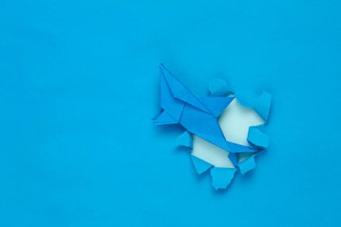 Origami köpek balığı kırık bir delikten geçiyor.