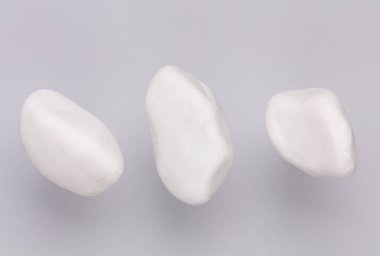 Gri arkaplanda yükselen beyaz çakıl taşları