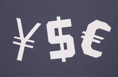 Kağıt kesimi dolar sembolü, yuan ve bitcoin gri arka planda