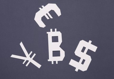 Kağıt kesimi dolar, yuan, avro ve bitcoin sembolü
