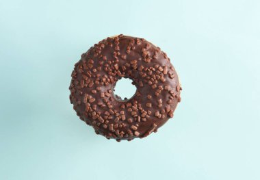 Mavi arka planda çikolatalı çörek. En az gıda konsepti