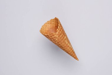 Gri arkaplanda boş waffle külahı