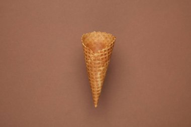 Kahverengi arkaplanda boş waffle külahı