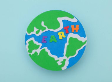 Dünya gezegeninin mavi arka planında dünya kelimesi var..