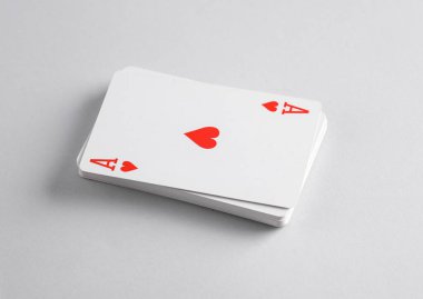 Kart destesinin üstüne kupa ası, gri arkaplan