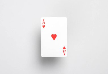 Gri arka planda kupa ası. Kart oynatılıyor