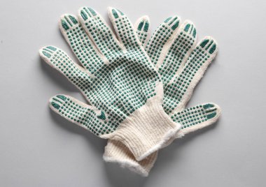 Gri bir arkaplan üzerinde çalışma eldivenleri