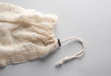 Gri bir arka planda Eko alışveriş çantası