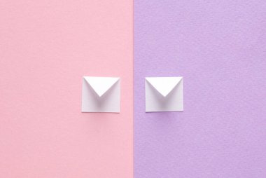 Pastel arka planda beyaz uyarı posta zarfları. Yaratıcı minimalizm düzeni