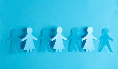 Kağıt kesiği, mavi arka planda el ele tutuşan insanlar zinciri. Birlik kavramı