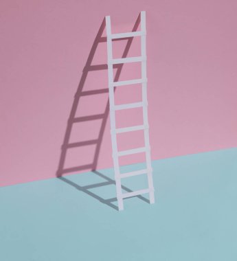 Mavi-pembe renkli arka planda kağıt merdiven. Yaratıcı düzen, iş, kariyer büyüme kavramı