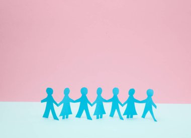 Mavi-pembe renkli arka planda kağıt kesiği olan insanlar zinciri..