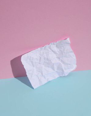 Pembe arka planda buruşuk beyaz kağıt çarşaf