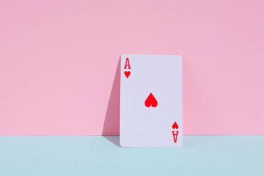 Mavi-pembe renkli arka planda kupa ası. Yaratıcı kumar düzeni