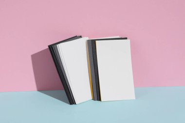 Mavi-pembe renkli arka planda bir sürü boş kartvizit var. Yaratıcı asgari düzen. Şirket kimliği