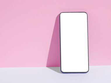 Gri pembe arka planda beyaz boş ekran ile akıllı telefon modeli