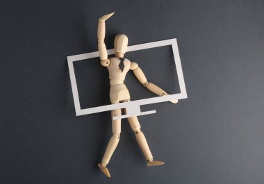 Propaganda. Tahta kukla TV 'den yayın yapıyor.