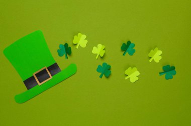 Aziz Patrick Günü 'nde. Yeşil arka planda yonca yapraklı kağıt leprikon şapka. 17 Mart. El yapımı, kağıt sanatı. Düz yatıyordu. Üst görünüm