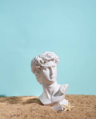 David 'in kumdaki alçıtaşı büstü. Plaj tatili