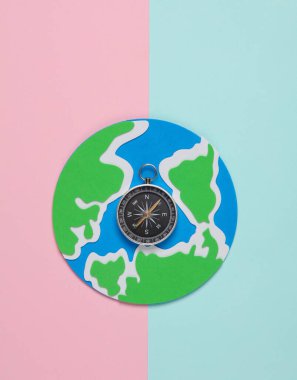 Pusula mavi arkaplanlı Dünya gezegeni modeli