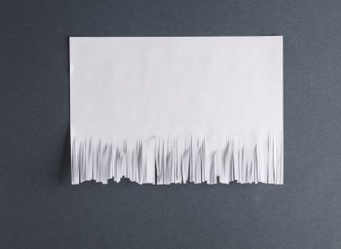 Koyu gri arkaplanda beyaz kesilmiş kağıt