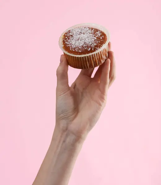 Ορεκτικό Cupcake Muffin Στο Γυναικείο Χέρι Ροζ Φόντο — Φωτογραφία Αρχείου