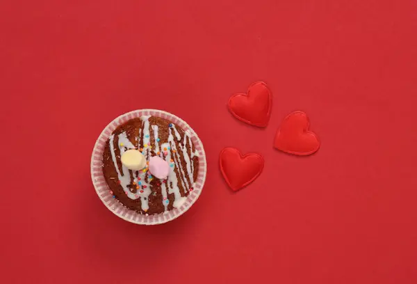 Кексик Червями Красном Фоне День Святого Валентина — стоковое фото