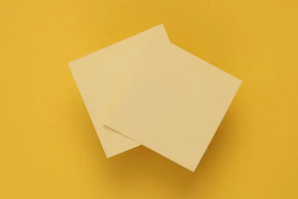 Gele Memo Papieren Een Gele Achtergrond — Stockfoto
