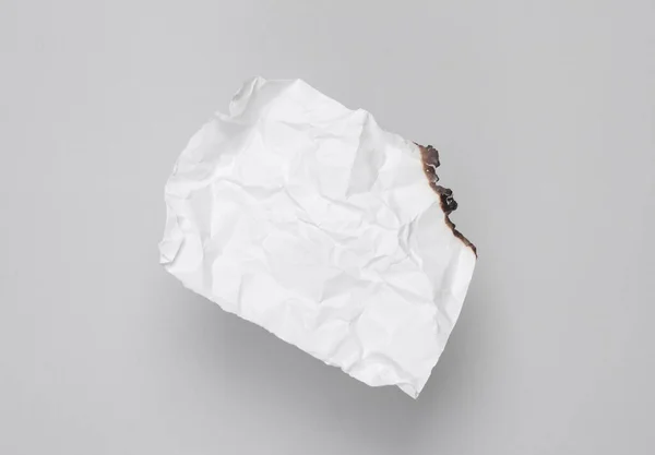 Белый Скомканный Лист Бумаги Обугленный Сером Фоне — стоковое фото
