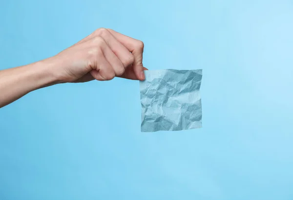 Woman Hand Holds Blue Crumpled Memo Piece Paper Blue Background — Stock Photo, Image
