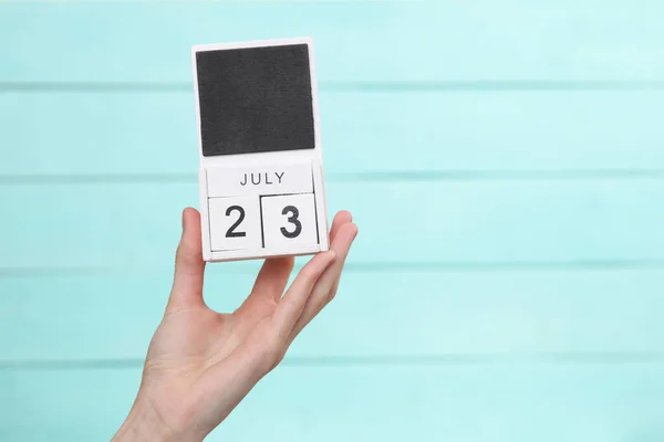 Kvinnans Hand Håller Trä Kalender Med Datum Juli Blå Trä — Stockfoto