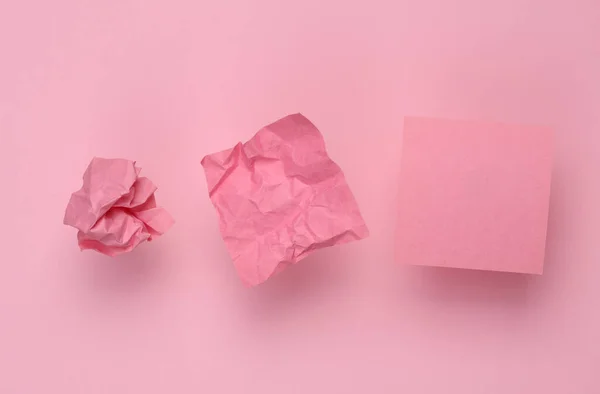 Schritt Für Schritt Zerknülltes Papier Einer Kugel Auf Rosa Hintergrund — Stockfoto
