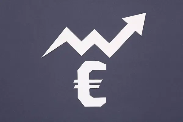 Symbol Euro Wycięty Papieru Strzałką Wzrostu Szarym Tle Koncepcja Finansowa — Zdjęcie stockowe