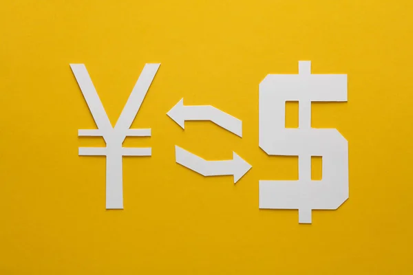 货币兑换 黄色背景下带有交换箭头的纸 元和美元符号 — 图库照片