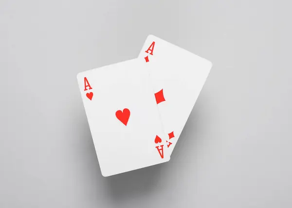 Gri Arkaplandaki Karo Kupa Ası Kartlar Oynanıyor — Stok fotoğraf