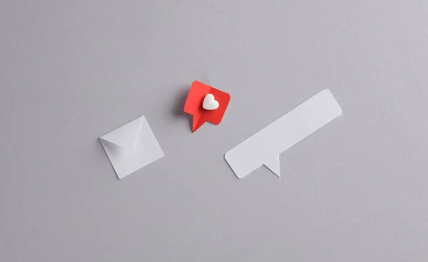 纸切通知邮件信封与社交媒体一样和语音泡沫灰色背景 创造性的极简主义布局 — 图库照片