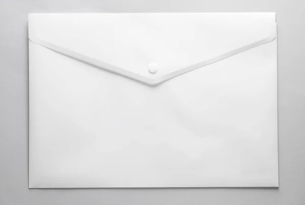 Weißer Kunststoff Umschlag Ordner Auf Grauem Hintergrund — Stockfoto