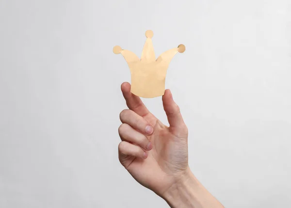 Hand Hält Papiergeschnittene Goldene Krone Auf Weißem Hintergrund — Stockfoto