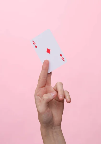 Ász Gyémánt Egy Női Kéz Rózsaszín Háttér — Stock Fotó